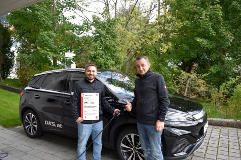 DKS erhält ISO-14001-Zertifizierung Dominik Wolk und Thomas Knapp von DKS Technik freuen sich über ISO-14001-Zertifizierung